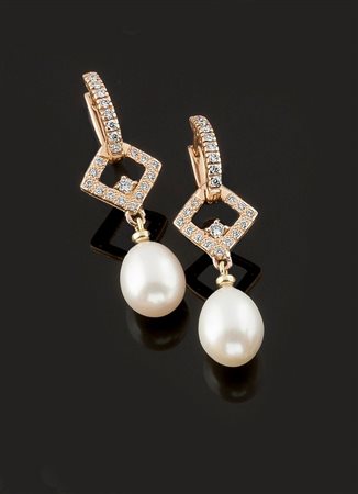 COPPIA DI ORECCHINI Coppia di orecchini in oro rosa con due perle di acqua...