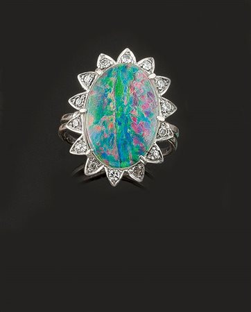 ANELLO Anello in oro bianco con al centro grande opale di forma ovale...