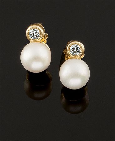 COPPIA DI ORECCHINI Coppia di orecchini in oro giallo, a lobo, con due perle...