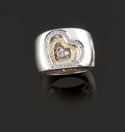 ANELLO Anello in oro bianco, a fascia, sommità recante un cuore stilizzato...