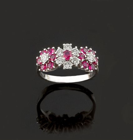 ANELLO Anello in oro bianco sommità recante tre fiori con diamanti taglio...