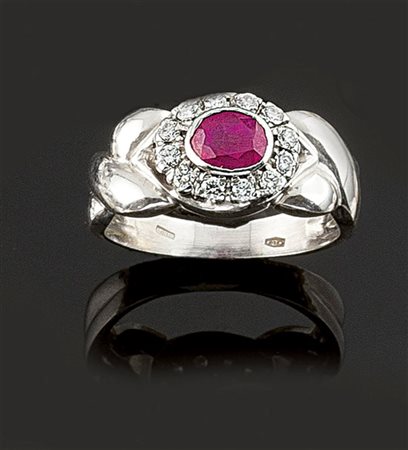 ANELLO Anello in oro bianco, sommità ad intreccio recante al centro un rubino...