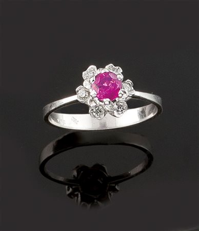 ANELLO Anello in oro bianco, sommità a forma di fiore, con al centro rubino...