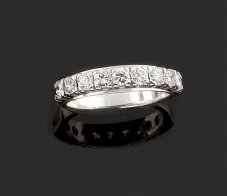 ANELLO Anello in oro bianco con nove diamanti taglio brillante per...