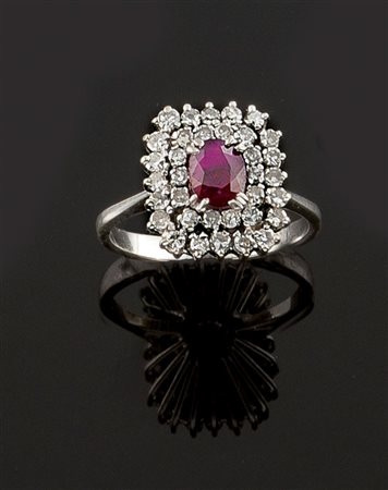 ANELLO Anello in oro bianco con al centro rubino di taglio ovale con doppio...