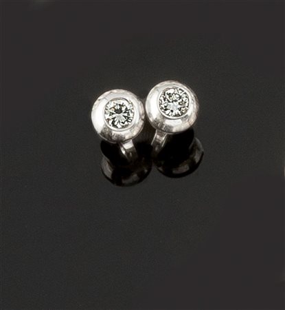 COPPIA DI ORECCHINI Coppia di orecchini in oro bianco, a lobo, con due...