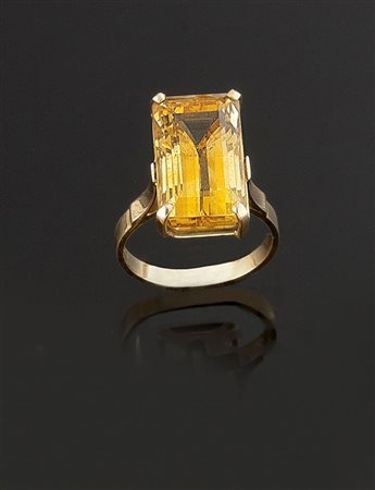 ANELLO Anello in oro giallo con al centro quarzo citrino taglio rettangolare...