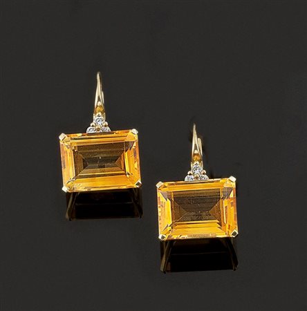 COPPIA DI ORECCHINI Coppia di orecchini in oro giallo, a monachella, con due...