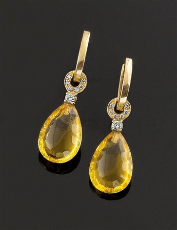 COPPIA DI ORECCHINI Coppia di orecchini in oro giallo con due gocce di quarzo...