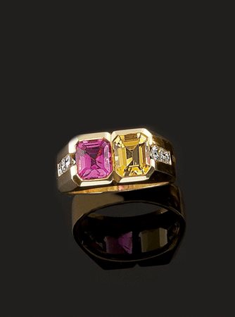 REPOSSI Anello in oro giallo, firmato "Repossi", sommità piatta recante due...