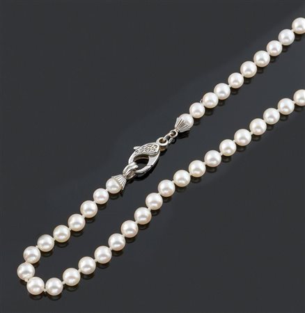COLLANA DI PERLE Collana di perle dal diam di mm 6,3 a 6,8; chiusura in oro...