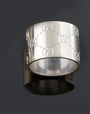 GUCCI Anello in oro bianco, a fascia, firmato "Gucci, decorato con le...