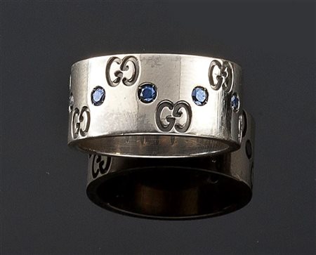 GUCCI Anello in oro bianco, a fascia, firmato "Gucci",decorato con le...