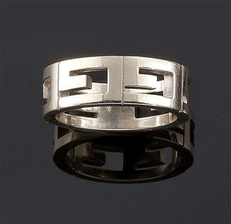 GUCCI Anello in oro bianco, a fascia, firmato "Gucci, traforato con le...