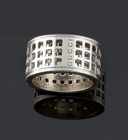 GUCCI Anello in oro bianco, a fascia, firmato "Gucci, parte centrale mobile a...