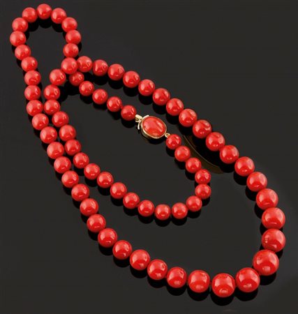 COLLANA DI CORALLO Collana composta da un filo di boules di corallo rosso...