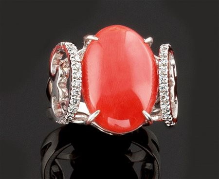 ANELLO Anello in oro bianco con al centro ovale in corallo, taglio cabochon,...