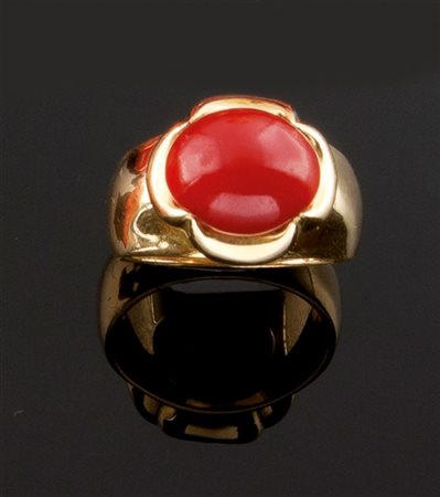 ANELLO Anello in oro giallo con al centro corallo rosso mediterraneo taglio...
