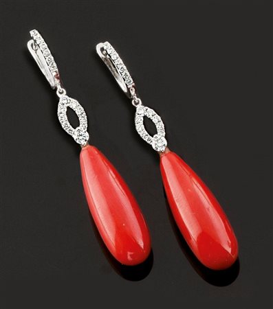 COPPIA DI ORECCHINI Coppia di orecchini in oro bianco con due gocce di...