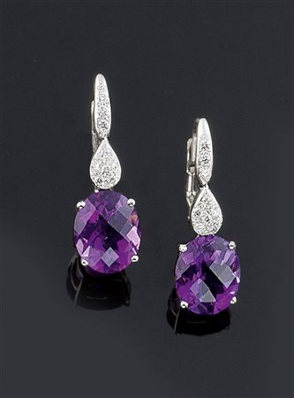 COPPIA DI ORECCHINI Coppia di orecchini pendenti in oro bianco, con due...