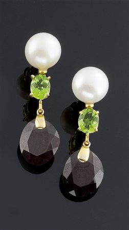 COPPIA DI ORECCHINI Coppia di orecchini pendenti in oro giallo e bianco con...