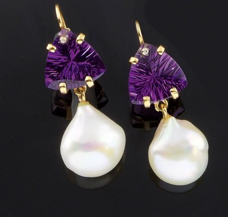 COPPIA DI ORECCHINI Coppia di orecchini in oro giallo con due perle barocche...