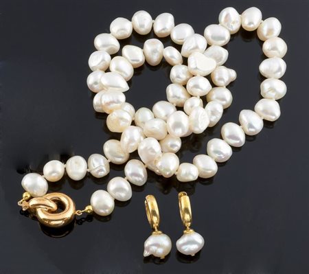 DEMI-PARURE Demi-parure composta da collana e orecchini in oro giallo con...