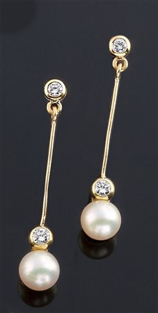 COPPIA DI ORECCHINI Coppia di orecchini in oro giallo pendenti, a barretta,...