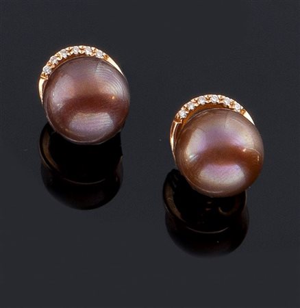 COPPIA DI ORECCHINI Coppia di orecchini in oro giallo, a lobo, con due perle...