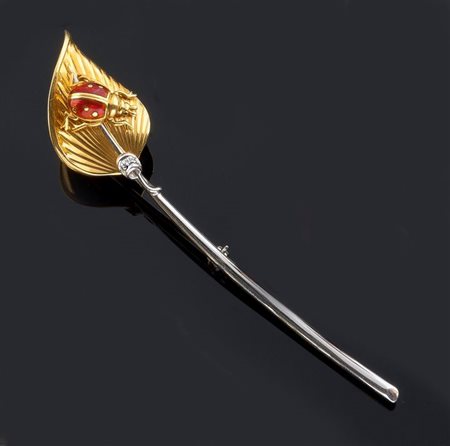 SPILLA Spilla in oro giallo e bianco, a forma di foglia stilizzata recante...