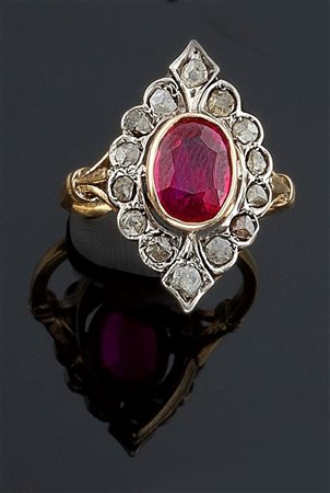 ANELLO Anello in oro giallo, sommità in argento, con al centro pietra di...