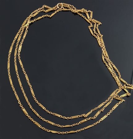 COLLANA Lunga collana in oro giallo, inizi XX secolo, lavorata a maglie...