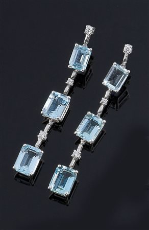 COPPIA DI ORECCHINI Coppia di orecchini pendenti in oro bianco con sei...