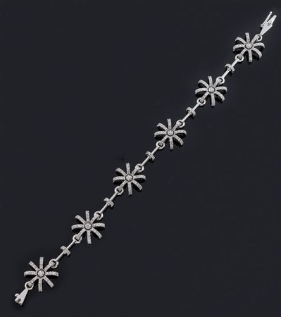 BRACCIALE Bracciale in oro bianco composto da sei fiori stilizzati in...