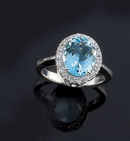ANELLO Anello in oro bianco con al centro acquamarina di taglio ovale...