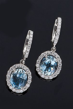 COPPIA DI ORECCHINI Coppia di orecchini pendenti in oro bianco con due...