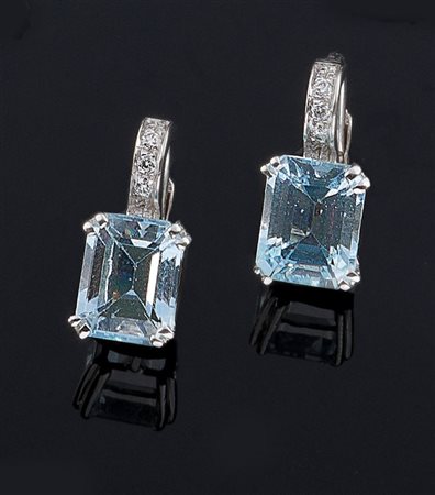 COPPIA DI ORECCHINI Coppia di orecchini in oro bianco, a monachella, con due...