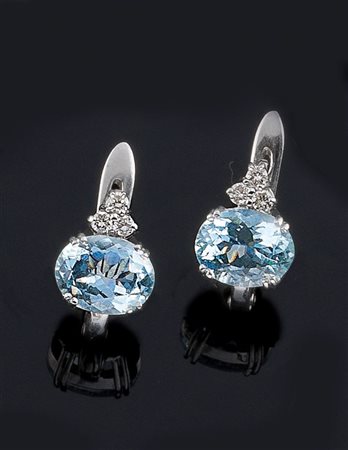 COPPIA DI ORECCHINI Coppia di orecchini in oro bianco, a monachella, con due...