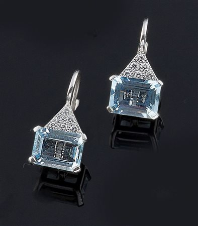 COPPIA DI ORECCHINI Coppia di orecchini in oro bianco, a monachella, con due...