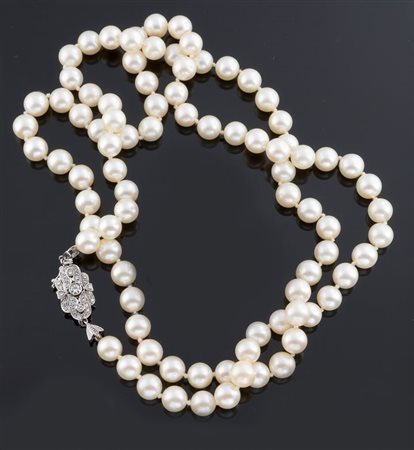 COLLANA DI PERLE Lunga collana di perle giapponesi dal diam di mm 7,9 a 8,3;...