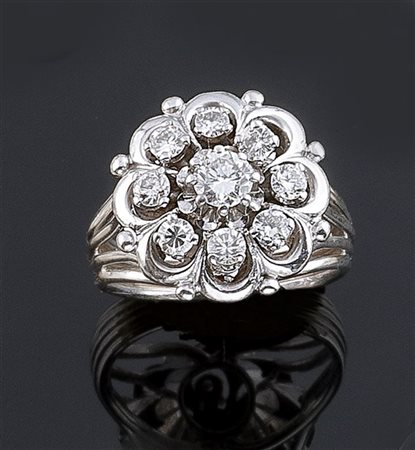 ANELLO Anello in oro bianco, sommità a forma di fiore, con diamanti taglio...