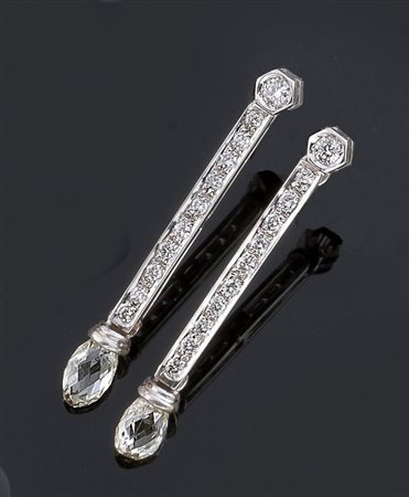 COPPIA DI ORECCHINI Coppia di orecchini in oro bianco corpo a barretta con...