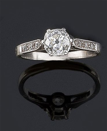 ANELLO Anello in platino con al centro diamante solitario taglio brillante di...