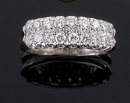 ANELLO Anello in oro bianco, sommità composta da due file in diamanti taglio...