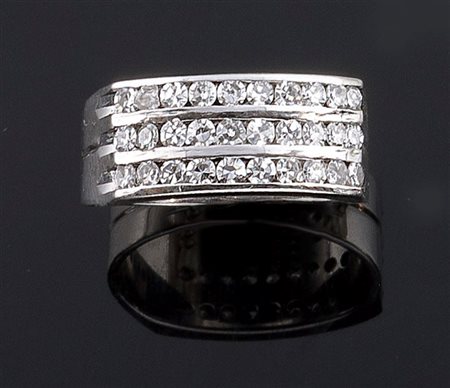 ANELLO Anello in oro bianco, a fascia, con diamanti taglio 8/8 disposti su...