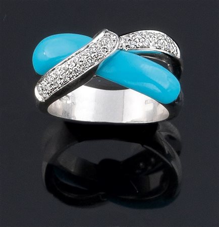 ANELLO Anello in oro bianco, sommità ad intreccio, con turchesi e diamanti...