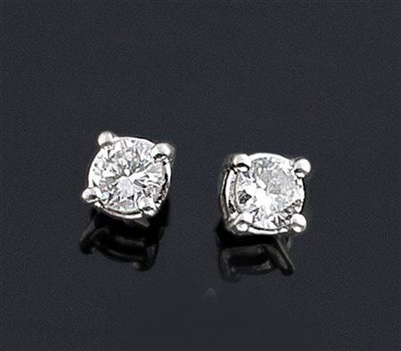 COPPIA DI ORECCHINI Coppia di orecchini in oro bianco, a lobo, con due...