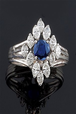 ANELLO Anello in oro bianco a forma di losanga con al centro zaffiro taglio...