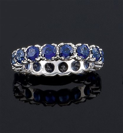 ANELLO Eternel in oro bianco con zaffiri taglio rotondo Peso gr 3,1 Misura 10