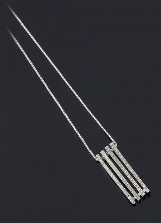 CATENA CON CIONDOLO Catena con ciondolo in oro bianco composto da segmenti...